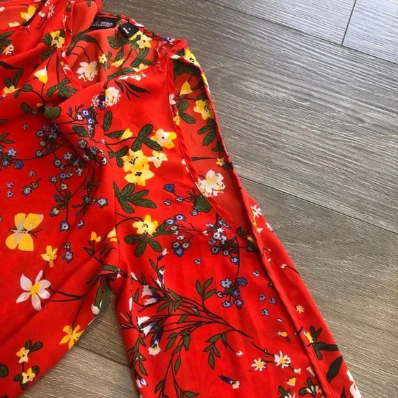 New York And Company Cold Shoulder Top Red Floral Lightweight Womens Size Small - Picture 11 of 14